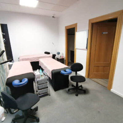Alquiler salon cursos con camillas majadahonda