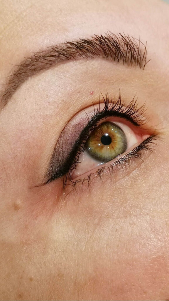 línea de ojos permanentes en Alive Beauty Majadahonda