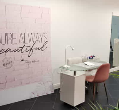 imagen centro de estetica alive beauty cejas, pestañas y uñas